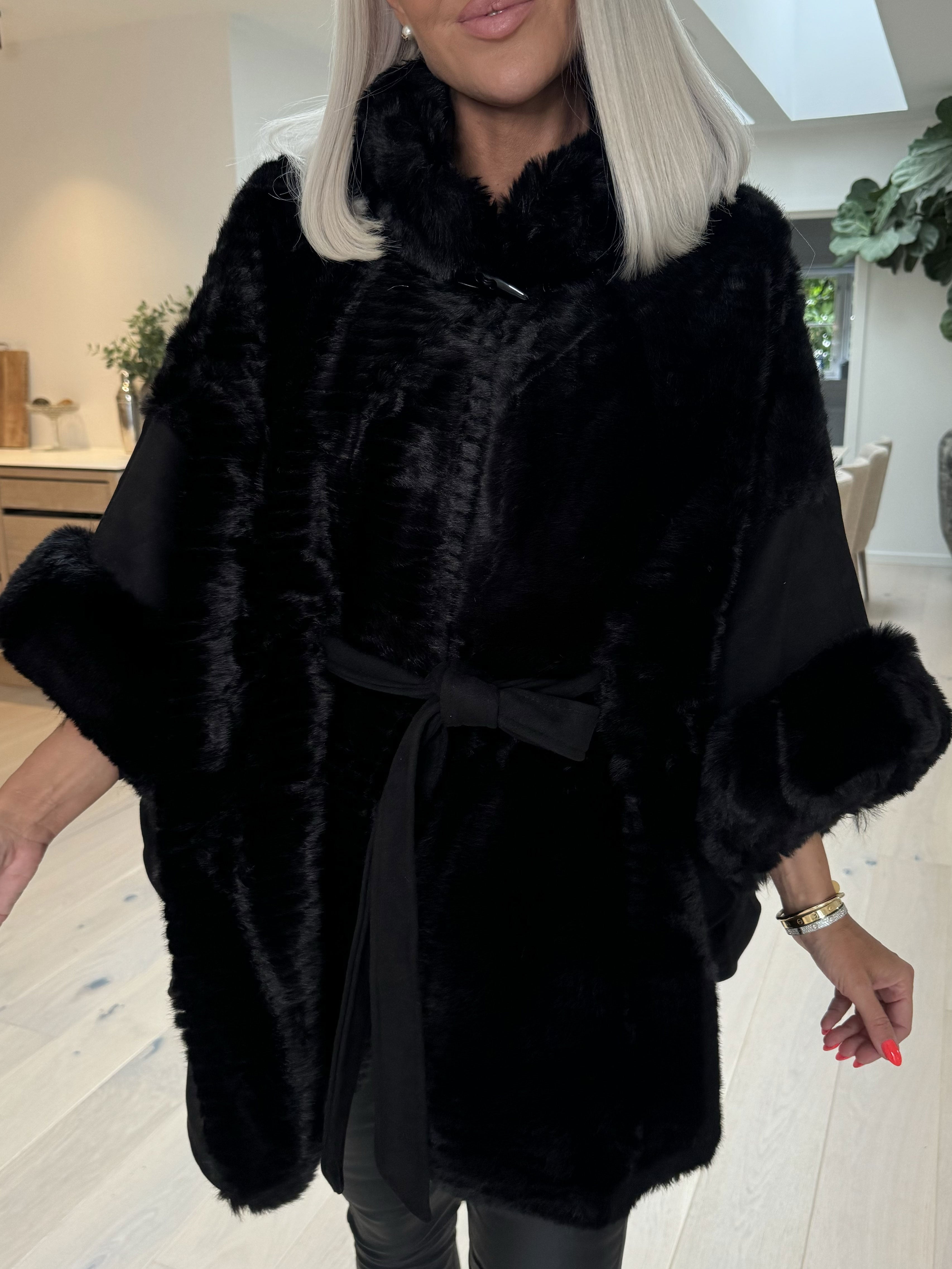 Cloud - Poncho med faux fur